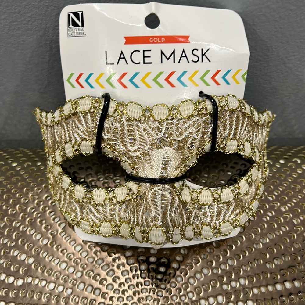 Golden lace sparkle face mask. NWT